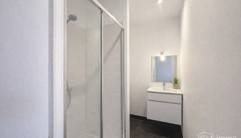 Ontdek dit verzorgd &eacute;&eacute;n slaapkamer dakappartement, ideaal voor de investeerder/eindgebruiker. Het appartement is voorzien van verschillende praktische upgrades, waaronder vernieuwde ramen met dubbel glas, elektrische rolluiken en kwalitatieve afwerkinge