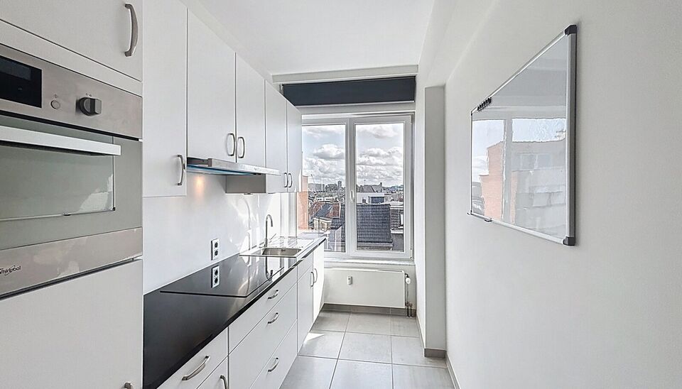 Op wandelafstand van het groene Park Spoor Noord bevindt zich dit recent gerenoveerde dakappartement.
Bij het binnenkomen tref je een inkomhal met ingebouwde kasten en aansluiting voor een wasmachine. De lichtrijke woonkamer (ca. 25 m&sup2;) met tegelvloer be