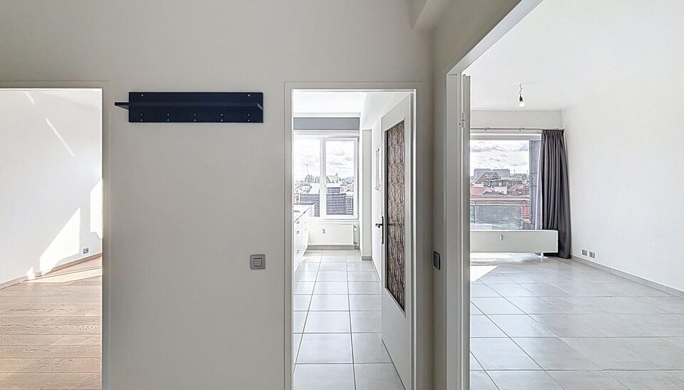 Op wandelafstand van het groene Park Spoor Noord bevindt zich dit recent gerenoveerde dakappartement.
Bij het binnenkomen tref je een inkomhal met ingebouwde kasten en aansluiting voor een wasmachine. De lichtrijke woonkamer (ca. 25 m&sup2;) met tegelvloer be