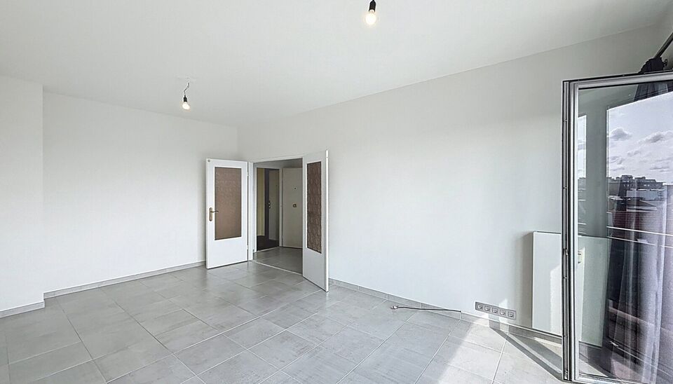 Op wandelafstand van het groene Park Spoor Noord bevindt zich dit recent gerenoveerde dakappartement.
Bij het binnenkomen tref je een inkomhal met ingebouwde kasten en aansluiting voor een wasmachine. De lichtrijke woonkamer (ca. 25 m&sup2;) met tegelvloer be