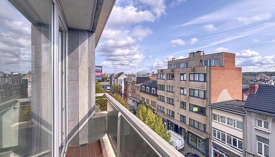 Op wandelafstand van het groene Park Spoor Noord bevindt zich dit recent gerenoveerde dakappartement.
Bij het binnenkomen tref je een inkomhal met ingebouwde kasten en aansluiting voor een wasmachine. De lichtrijke woonkamer (ca. 25 m&sup2;) met tegelvloer be