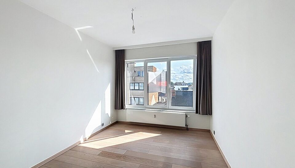 Op wandelafstand van het groene Park Spoor Noord bevindt zich dit recent gerenoveerde dakappartement.
Bij het binnenkomen tref je een inkomhal met ingebouwde kasten en aansluiting voor een wasmachine. De lichtrijke woonkamer (ca. 25 m&sup2;) met tegelvloer be