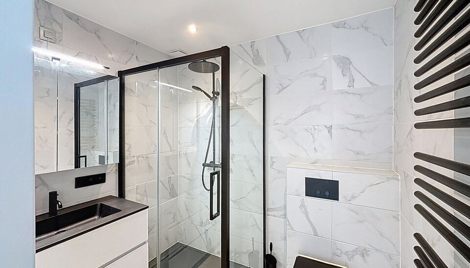 Op wandelafstand van het groene Park Spoor Noord bevindt zich dit recent gerenoveerde dakappartement.
Bij het binnenkomen tref je een inkomhal met ingebouwde kasten en aansluiting voor een wasmachine. De lichtrijke woonkamer (ca. 25 m&sup2;) met tegelvloer be