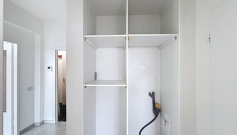 Op wandelafstand van het groene Park Spoor Noord bevindt zich dit recent gerenoveerde dakappartement.
Bij het binnenkomen tref je een inkomhal met ingebouwde kasten en aansluiting voor een wasmachine. De lichtrijke woonkamer (ca. 25 m&sup2;) met tegelvloer be