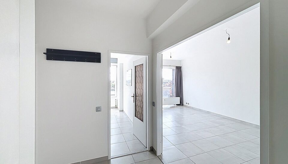 Op wandelafstand van het groene Park Spoor Noord bevindt zich dit recent gerenoveerde dakappartement.
Bij het binnenkomen tref je een inkomhal met ingebouwde kasten en aansluiting voor een wasmachine. De lichtrijke woonkamer (ca. 25 m&sup2;) met tegelvloer be