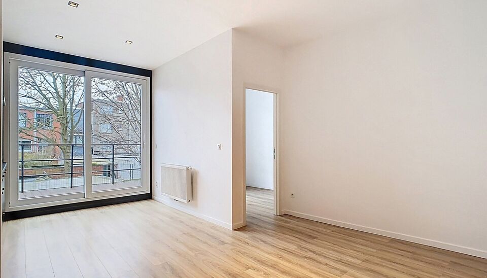 Mooi appartement op de eerste verdieping met twee slaapkamers vlakbij Park Spoor Noord. Aan de achterzijde een lichtrijke leefruimte (ca 28m&sup2;) met open keuken. De moderne keuken is uitgerust met keramische kookplaat, oven, dampkap, vaatwasser en koelkast