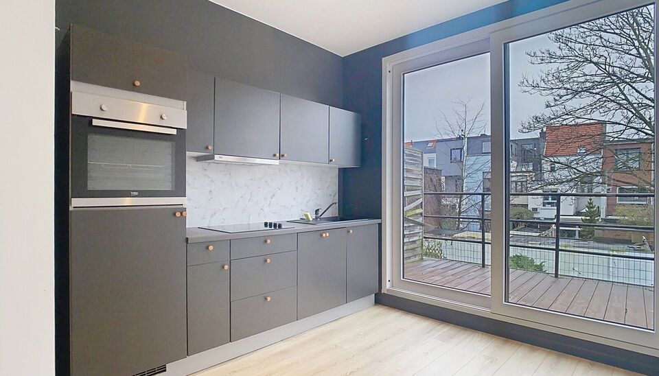 Mooi appartement op de eerste verdieping met twee slaapkamers vlakbij Park Spoor Noord. Aan de achterzijde een lichtrijke leefruimte (ca 28m&sup2;) met open keuken. De moderne keuken is uitgerust met keramische kookplaat, oven, dampkap, vaatwasser en koelkast