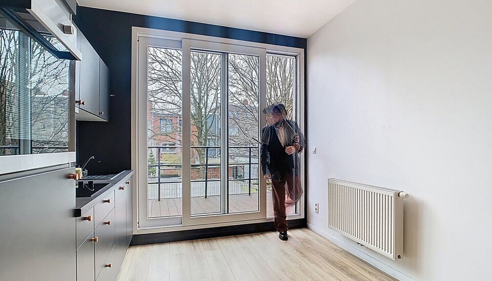 Mooi appartement op de eerste verdieping met twee slaapkamers vlakbij Park Spoor Noord. Aan de achterzijde een lichtrijke leefruimte (ca 28m&sup2;) met open keuken. De moderne keuken is uitgerust met keramische kookplaat, oven, dampkap, vaatwasser en koelkast