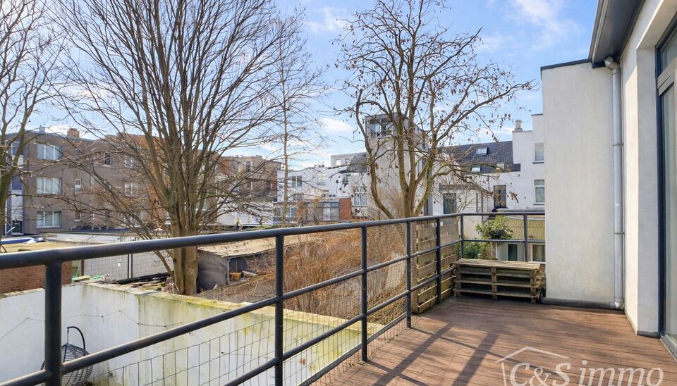 Mooi appartement op de eerste verdieping met twee slaapkamers vlakbij Park Spoor Noord. Aan de achterzijde een lichtrijke leefruimte (ca 28m&sup2;) met open keuken. De moderne keuken is uitgerust met keramische kookplaat, oven, dampkap, vaatwasser en koelkast