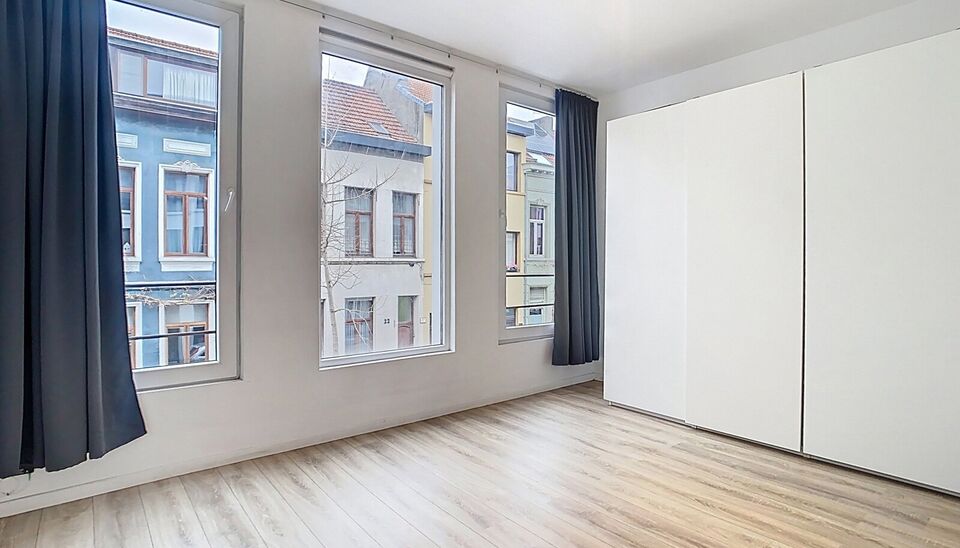 Mooi appartement op de eerste verdieping met twee slaapkamers vlakbij Park Spoor Noord. Aan de achterzijde een lichtrijke leefruimte (ca 28m&sup2;) met open keuken. De moderne keuken is uitgerust met keramische kookplaat, oven, dampkap, vaatwasser en koelkast