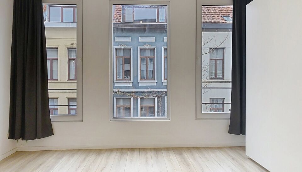 Mooi appartement op de eerste verdieping met twee slaapkamers vlakbij Park Spoor Noord. Aan de achterzijde een lichtrijke leefruimte (ca 28m&sup2;) met open keuken. De moderne keuken is uitgerust met keramische kookplaat, oven, dampkap, vaatwasser en koelkast