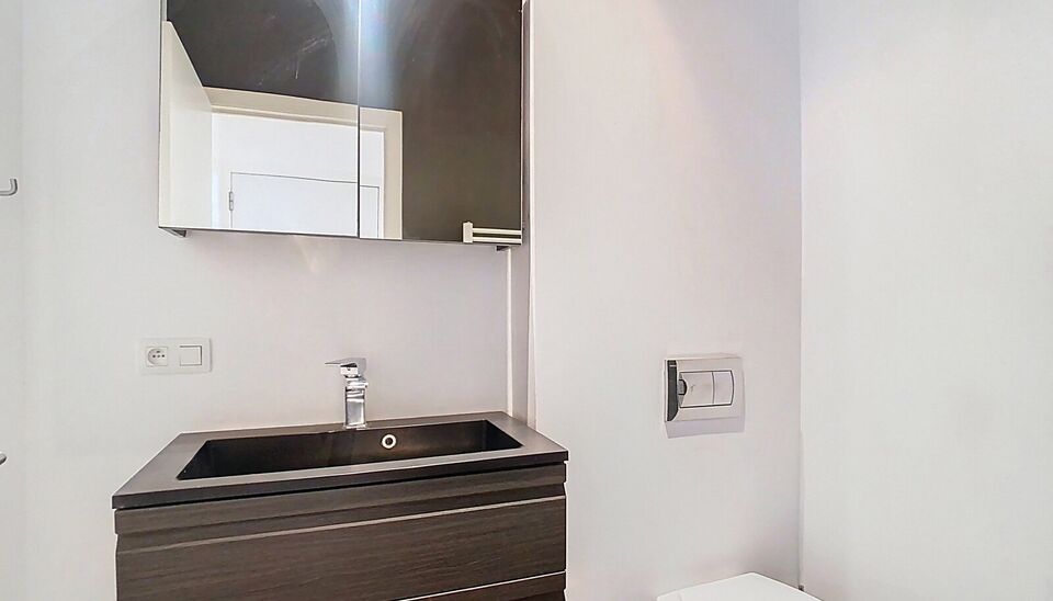 Mooi appartement op de eerste verdieping met twee slaapkamers vlakbij Park Spoor Noord. Aan de achterzijde een lichtrijke leefruimte (ca 28m&sup2;) met open keuken. De moderne keuken is uitgerust met keramische kookplaat, oven, dampkap, vaatwasser en koelkast