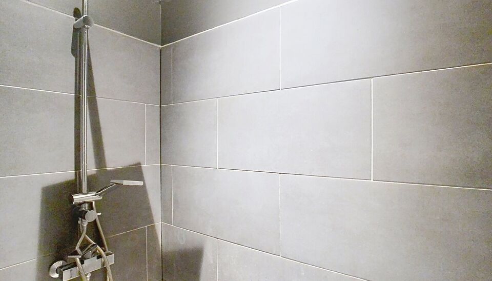 Mooi appartement op de eerste verdieping met twee slaapkamers vlakbij Park Spoor Noord. Aan de achterzijde een lichtrijke leefruimte (ca 28m&sup2;) met open keuken. De moderne keuken is uitgerust met keramische kookplaat, oven, dampkap, vaatwasser en koelkast