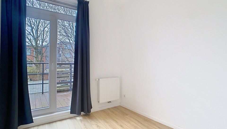 Mooi appartement op de eerste verdieping met twee slaapkamers vlakbij Park Spoor Noord. Aan de achterzijde een lichtrijke leefruimte (ca 28m&sup2;) met open keuken. De moderne keuken is uitgerust met keramische kookplaat, oven, dampkap, vaatwasser en koelkast