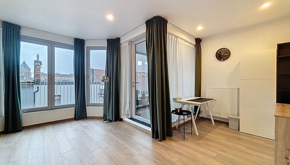 Prachtig onderhouden appartement met 2 slaapkamers. Ruime en lichte woonkamer (ca. 30m&sup2;) op parkettegel met aansluitend open keuken en toegang tot het terras met ochtendzon. De keuken is voorzien van kwaliteitsvolle toestellen (spoelbak, vaatwasser, damp