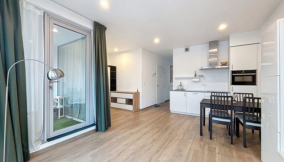 Prachtig onderhouden appartement met 2 slaapkamers. Ruime en lichte woonkamer (ca. 30m&sup2;) op parkettegel met aansluitend open keuken en toegang tot het terras met ochtendzon. De keuken is voorzien van kwaliteitsvolle toestellen (spoelbak, vaatwasser, damp