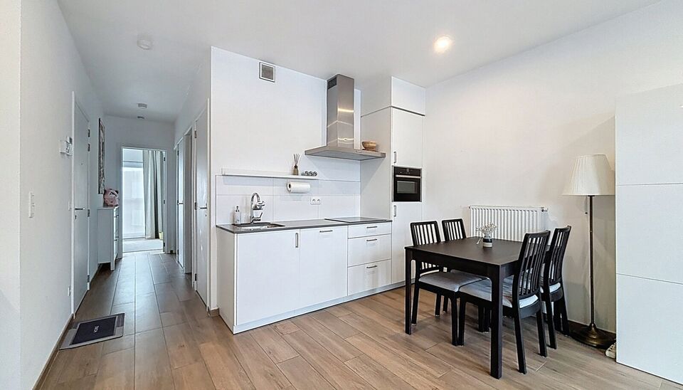 Prachtig onderhouden appartement met 2 slaapkamers. Ruime en lichte woonkamer (ca. 30m&sup2;) op parkettegel met aansluitend open keuken en toegang tot het terras met ochtendzon. De keuken is voorzien van kwaliteitsvolle toestellen (spoelbak, vaatwasser, damp
