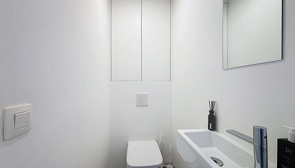 Prachtig onderhouden appartement met 2 slaapkamers. Ruime en lichte woonkamer (ca. 30m&sup2;) op parkettegel met aansluitend open keuken en toegang tot het terras met ochtendzon. De keuken is voorzien van kwaliteitsvolle toestellen (spoelbak, vaatwasser, damp