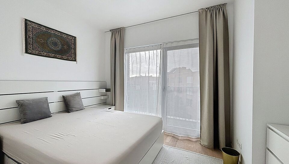 Prachtig onderhouden appartement met 2 slaapkamers. Ruime en lichte woonkamer (ca. 30m&sup2;) op parkettegel met aansluitend open keuken en toegang tot het terras met ochtendzon. De keuken is voorzien van kwaliteitsvolle toestellen (spoelbak, vaatwasser, damp