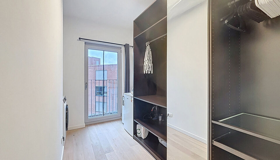 Prachtig onderhouden appartement met 2 slaapkamers. Ruime en lichte woonkamer (ca. 30m&sup2;) op parkettegel met aansluitend open keuken en toegang tot het terras met ochtendzon. De keuken is voorzien van kwaliteitsvolle toestellen (spoelbak, vaatwasser, damp