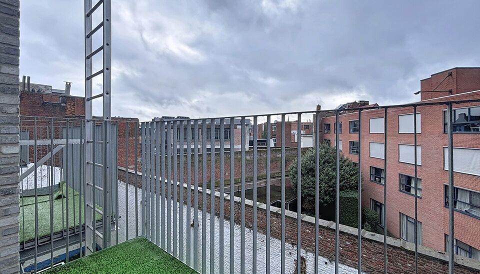 Prachtig onderhouden appartement met 2 slaapkamers. Ruime en lichte woonkamer (ca. 30m&sup2;) op parkettegel met aansluitend open keuken en toegang tot het terras met ochtendzon. De keuken is voorzien van kwaliteitsvolle toestellen (spoelbak, vaatwasser, damp