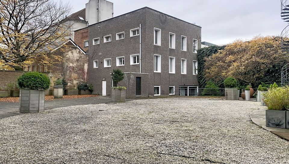 Instapklaar hoekappartement met zonnig gemeenschappelijk dakterras op topligging nabij UA. Ideaal voor starters of investeerders.
Op de eerste verdieping van een verzorgd gebouw, rustig gelegen aan de achterzijde, vindt u dit charmante hoekappartement.
Vi