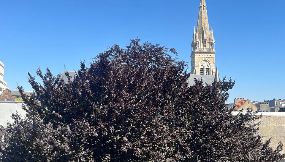 Instapklaar hoekappartement met zonnig gemeenschappelijk dakterras op topligging nabij UA. Ideaal voor starters of investeerders.
Op de eerste verdieping van een verzorgd gebouw, rustig gelegen aan de achterzijde, vindt u dit charmante hoekappartement.
Vi