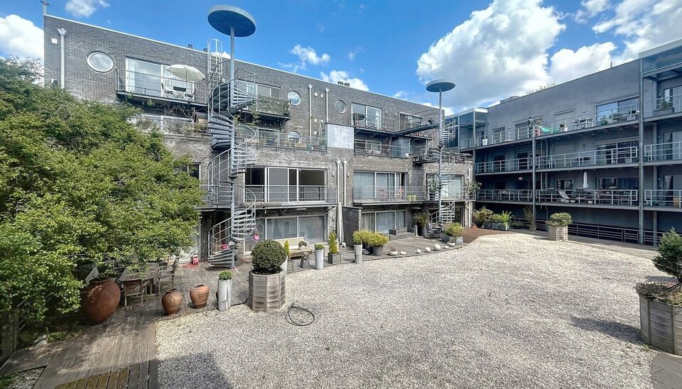 Instapklaar hoekappartement met zonnig gemeenschappelijk dakterras op topligging nabij UA. Ideaal voor starters of investeerders.
Op de eerste verdieping van een verzorgd gebouw, rustig gelegen aan de achterzijde, vindt u dit charmante hoekappartement.
Vi