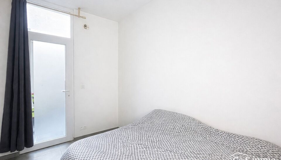 Op een boogscheut van Park Spoor Noord een instapklaar gelijkvloers appartement met terras.
Bij het betreden van het appartement komt u in de lichtrijke woonkamer (22 m&sup2;), die naadloos overgaat in een open, volledig ingerichte keuken. De keuken is uitger