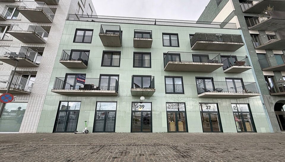Een stijlvol en energiezuinig appartement (ca. 112 m&sup2;) met een ruim terras dat een prachtig uitzicht biedt op de jachthaven. Dit unieke project werd gerealiseerd in 2018 en onderscheidt zich door zijn moderne architectuur.
De inkomhal is voorzien van een