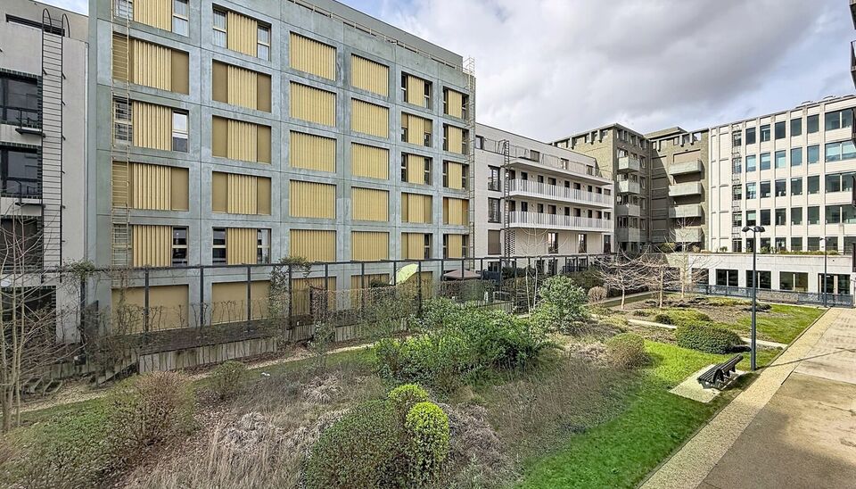 Een stijlvol en energiezuinig appartement (ca. 112 m&sup2;) met een ruim terras dat een prachtig uitzicht biedt op de jachthaven. Dit unieke project werd gerealiseerd in 2018 en onderscheidt zich door zijn moderne architectuur.
De inkomhal is voorzien van een