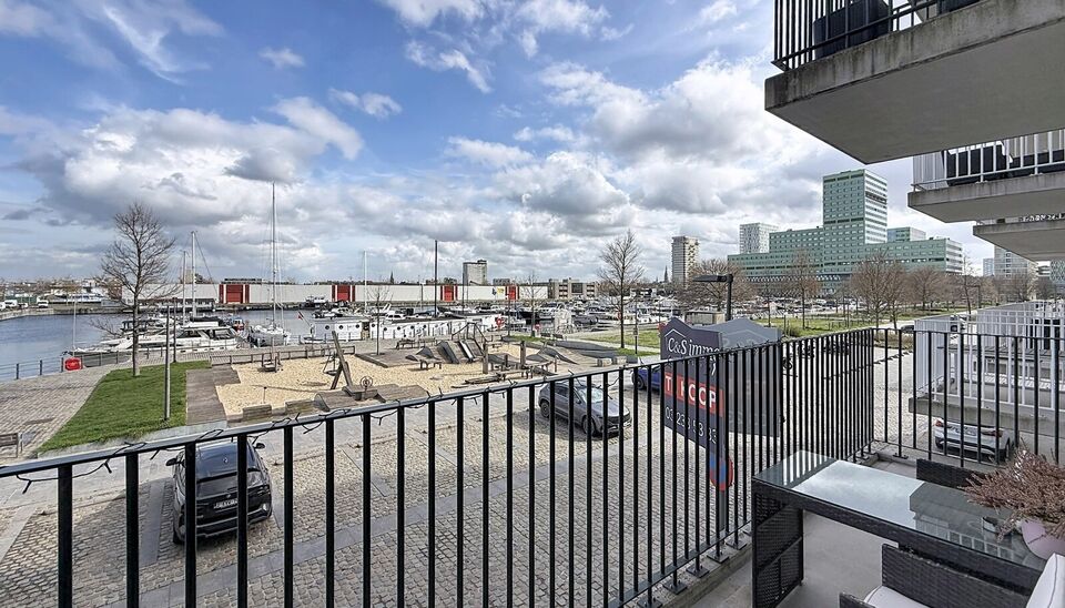 Een stijlvol en energiezuinig appartement (ca. 112 m&sup2;) met een ruim terras dat een prachtig uitzicht biedt op de jachthaven. Dit unieke project werd gerealiseerd in 2018 en onderscheidt zich door zijn moderne architectuur.
De inkomhal is voorzien van een