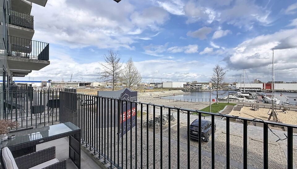 Een stijlvol en energiezuinig appartement (ca. 112 m&sup2;) met een ruim terras dat een prachtig uitzicht biedt op de jachthaven. Dit unieke project werd gerealiseerd in 2018 en onderscheidt zich door zijn moderne architectuur.
De inkomhal is voorzien van een