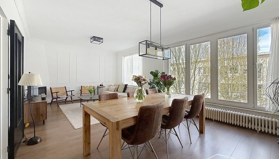 In de gegeerde Tentoonstellingswijk bevindt zich dit instapklare en centraal gelegen appartement. Dankzij de uitstekende ligging geniet u van een vlotte bereikbaarheid en bevinden alle voorzieningen zich op wandelafstand.
Via de inkomhal betreedt u de rui