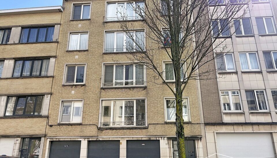 In de gegeerde Tentoonstellingswijk bevindt zich dit instapklare en centraal gelegen appartement. Dankzij de uitstekende ligging geniet u van een vlotte bereikbaarheid en bevinden alle voorzieningen zich op wandelafstand.
Via de inkomhal betreedt u de rui