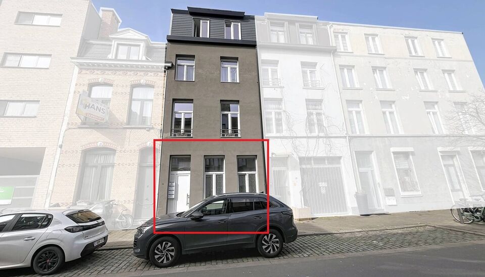 Op een boogscheut van Park Spoor Noord een instapklaar gelijkvloers appartement met terras.
Bij het betreden van het appartement komt u in de lichtrijke woonkamer (22 m&sup2;), die naadloos overgaat in een open, volledig ingerichte keuken. De keuken is uitger