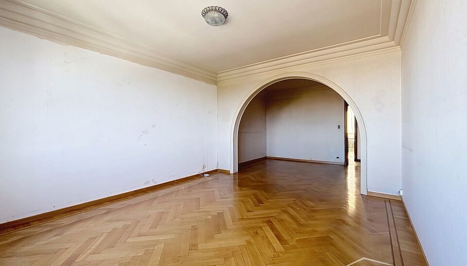 Welkom in residentie Est&eacute;ria. Op de zevende verdieping van dit goed onderhouden gebouw bevindt zich dit charmante tweeslaapkamerappartement.

Via de ruime inkomhal, uitgerust met een gastentoilet en praktische inbouwvestiaire, betreedt u het appartement.