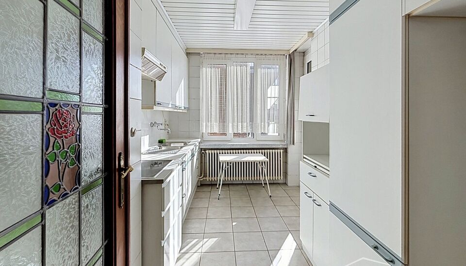 Welkom in residentie Est&eacute;ria. Op de zevende verdieping van dit goed onderhouden gebouw bevindt zich dit charmante tweeslaapkamerappartement.

Via de ruime inkomhal, uitgerust met een gastentoilet en praktische inbouwvestiaire, betreedt u het appartement.