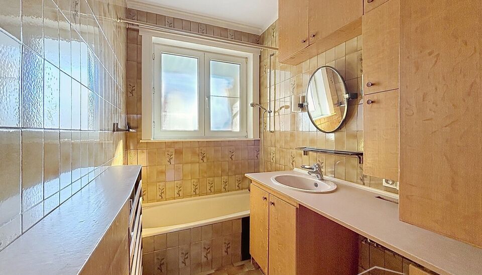 Welkom in residentie Est&eacute;ria. Op de zevende verdieping van dit goed onderhouden gebouw bevindt zich dit charmante tweeslaapkamerappartement.

Via de ruime inkomhal, uitgerust met een gastentoilet en praktische inbouwvestiaire, betreedt u het appartement.