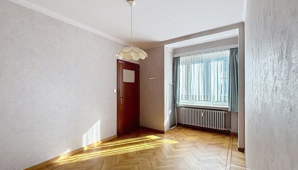 Welkom in residentie Est&eacute;ria. Op de zevende verdieping van dit goed onderhouden gebouw bevindt zich dit charmante tweeslaapkamerappartement.

Via de ruime inkomhal, uitgerust met een gastentoilet en praktische inbouwvestiaire, betreedt u het appartement.