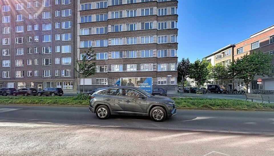 Welkom in residentie Est&eacute;ria. Op de zevende verdieping van dit goed onderhouden gebouw bevindt zich dit charmante tweeslaapkamerappartement.

Via de ruime inkomhal, uitgerust met een gastentoilet en praktische inbouwvestiaire, betreedt u het appartement.