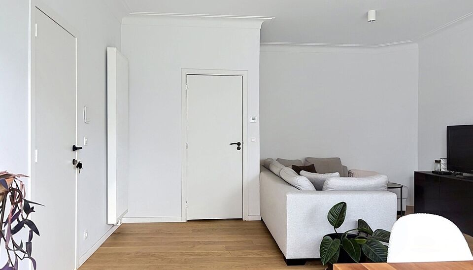 Stijlvol gerenoveerd appartement op de bovenste verdieping van een kleinschalig gebouw in de expowijk.
Inkomhal, lichtrijke leefruimte (31 m&sup2;), afgewerkt met een mooie laminaatvloer. De grote vernieuwde ramen zorgen voor overvloedig natuurlijk licht en e