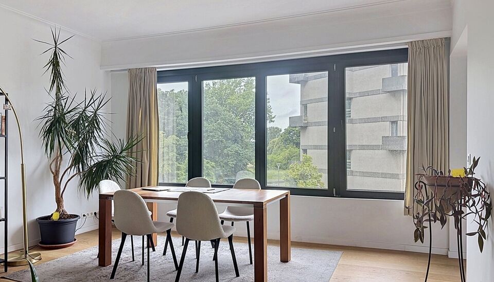 Stijlvol gerenoveerd appartement op de bovenste verdieping van een kleinschalig gebouw in de expowijk.
Inkomhal, lichtrijke leefruimte (31 m&sup2;), afgewerkt met een mooie laminaatvloer. De grote vernieuwde ramen zorgen voor overvloedig natuurlijk licht en e