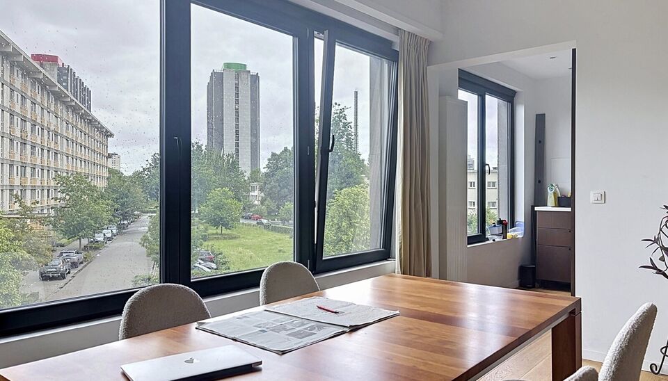 Stijlvol gerenoveerd appartement op de bovenste verdieping van een kleinschalig gebouw in de expowijk.
Inkomhal, lichtrijke leefruimte (31 m&sup2;), afgewerkt met een mooie laminaatvloer. De grote vernieuwde ramen zorgen voor overvloedig natuurlijk licht en e