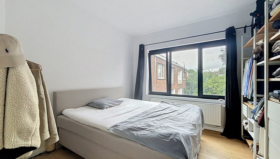 Stijlvol gerenoveerd appartement op de bovenste verdieping van een kleinschalig gebouw in de expowijk.
Inkomhal, lichtrijke leefruimte (31 m&sup2;), afgewerkt met een mooie laminaatvloer. De grote vernieuwde ramen zorgen voor overvloedig natuurlijk licht en e