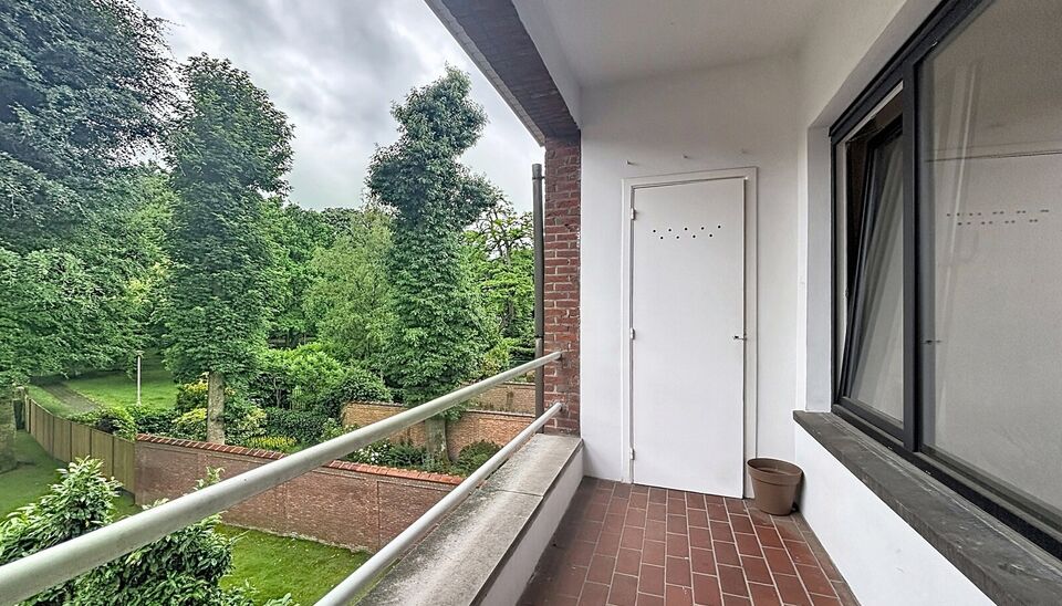 Stijlvol gerenoveerd appartement op de bovenste verdieping van een kleinschalig gebouw in de expowijk.
Inkomhal, lichtrijke leefruimte (31 m&sup2;), afgewerkt met een mooie laminaatvloer. De grote vernieuwde ramen zorgen voor overvloedig natuurlijk licht en e