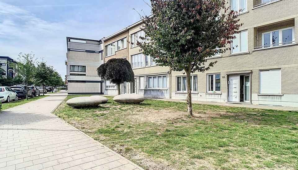 Stijlvol gerenoveerd appartement op de bovenste verdieping van een kleinschalig gebouw in de expowijk.
Inkomhal, lichtrijke leefruimte (31 m&sup2;), afgewerkt met een mooie laminaatvloer. De grote vernieuwde ramen zorgen voor overvloedig natuurlijk licht en e