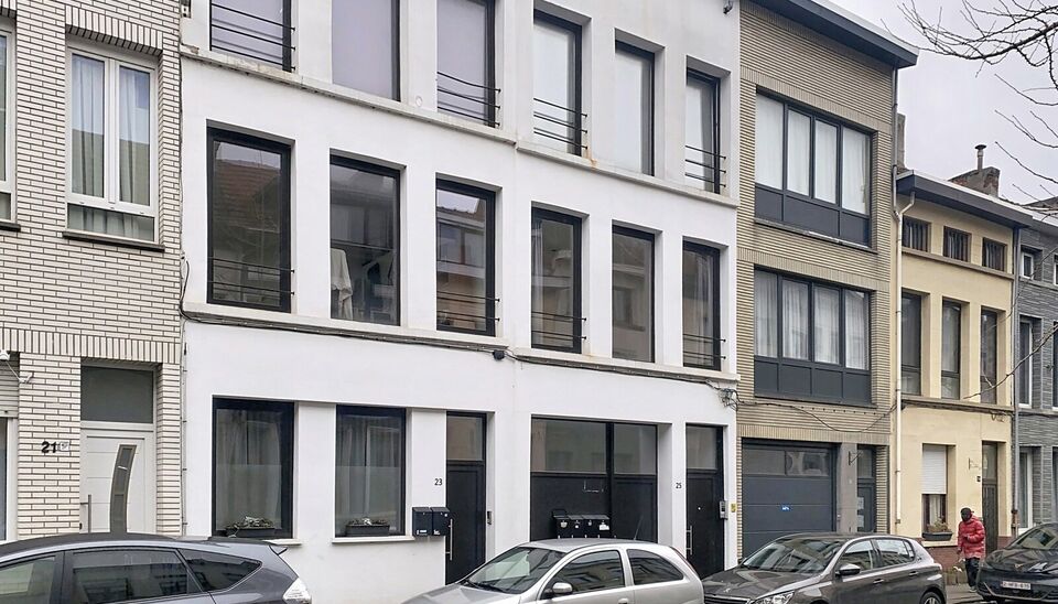 Mooi appartement op de tweede verdieping met een riant terras. Inkomhal, lichtrijke leefruimte (ca 37m&sup2;) met een open ge&iuml;nstalleerde keuken. De moderne keuken is uitgerust met keramische kookplaat, oven, dampkap, vaatwasser en koelkast met vriesvak. Van