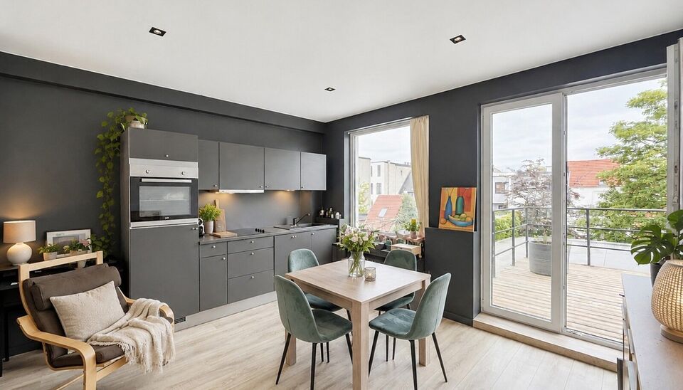 Mooi appartement op de tweede verdieping met een riant terras. Inkomhal, lichtrijke leefruimte (ca 37m&sup2;) met een open ge&iuml;nstalleerde keuken. De moderne keuken is uitgerust met keramische kookplaat, oven, dampkap, vaatwasser en koelkast met vriesvak. Van