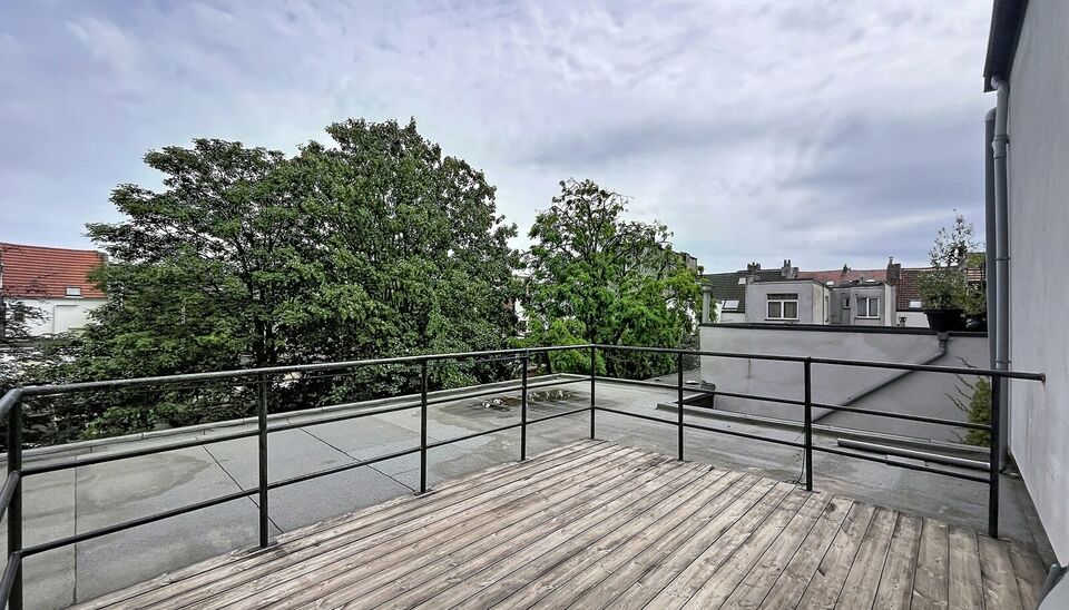 Mooi appartement op de tweede verdieping met een riant terras. Inkomhal, lichtrijke leefruimte (ca 37m&sup2;) met een open ge&iuml;nstalleerde keuken. De moderne keuken is uitgerust met keramische kookplaat, oven, dampkap, vaatwasser en koelkast met vriesvak. Van